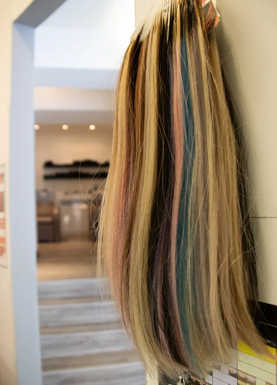 Haarmuster an der Wand, dahinter der Blick in den Salon