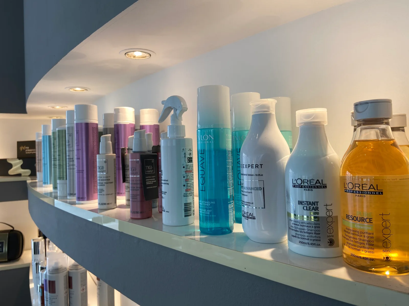 Pflegeprodukte im Regal des Salons