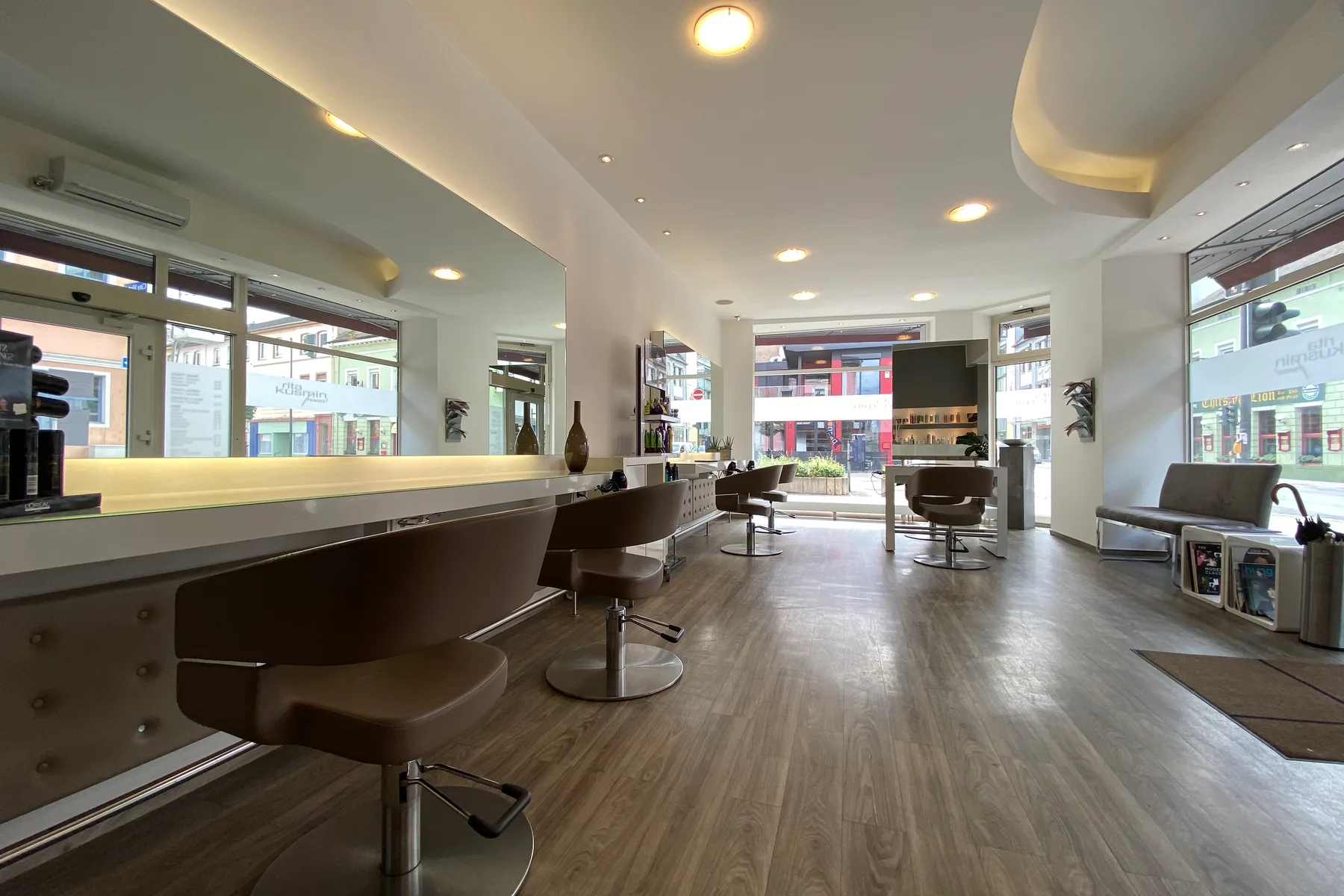 Empfangsbereich mit Theke im Salon rita kusmin friseur