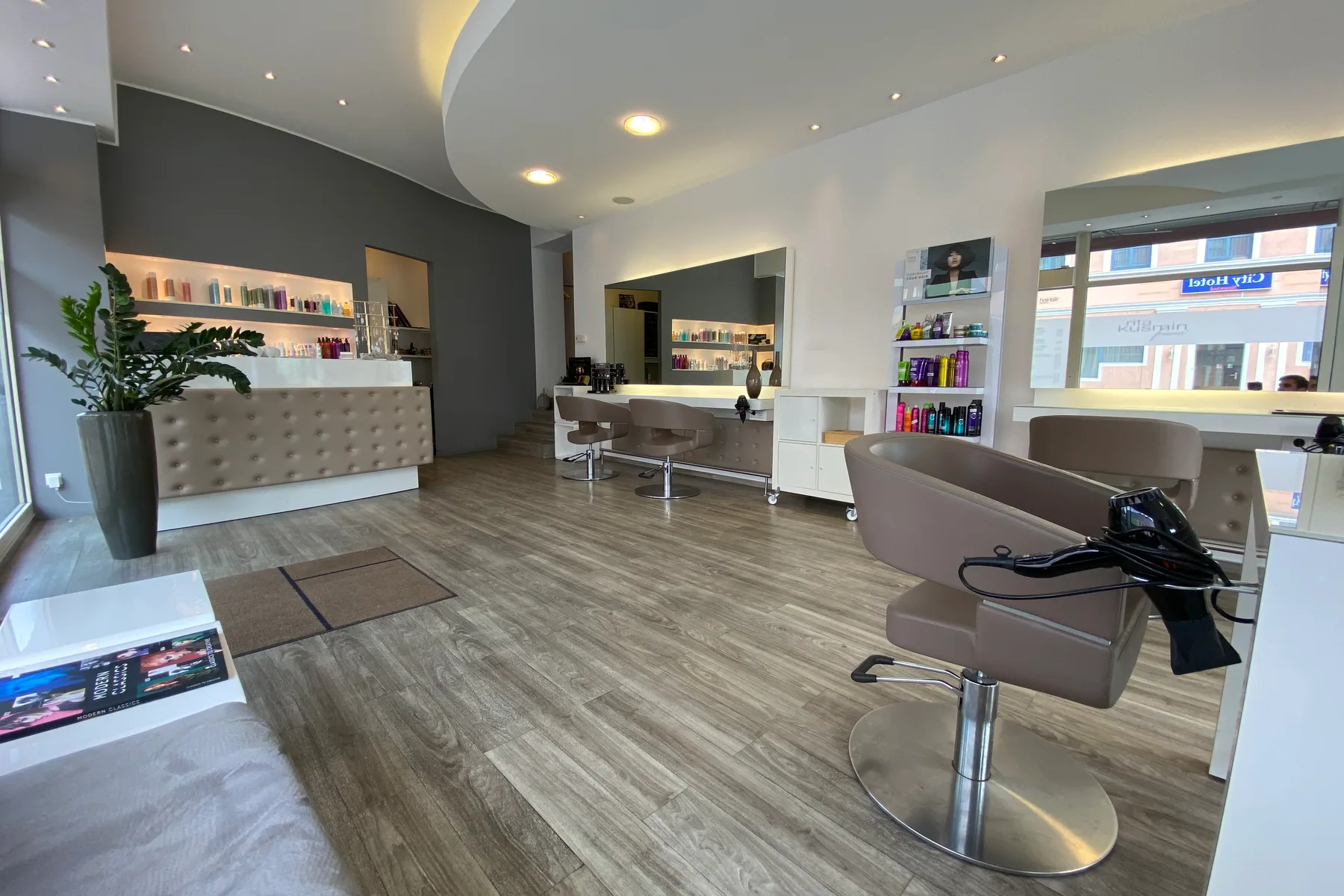 Bedienplatz mit Spiegel im Salon rita kusmin friseur