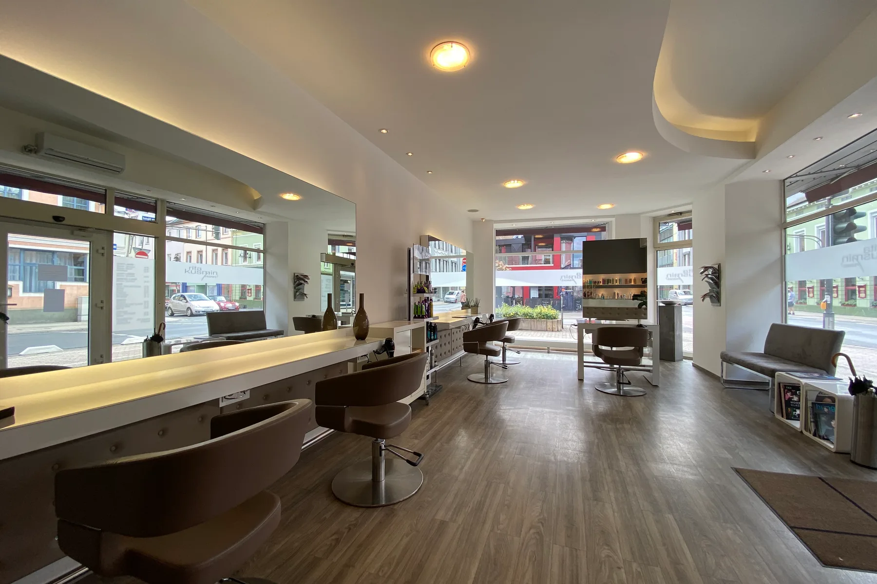Der Salon rita kusmin friseur in ganzer Länge, mit Bedienplätzen und Spiegeln