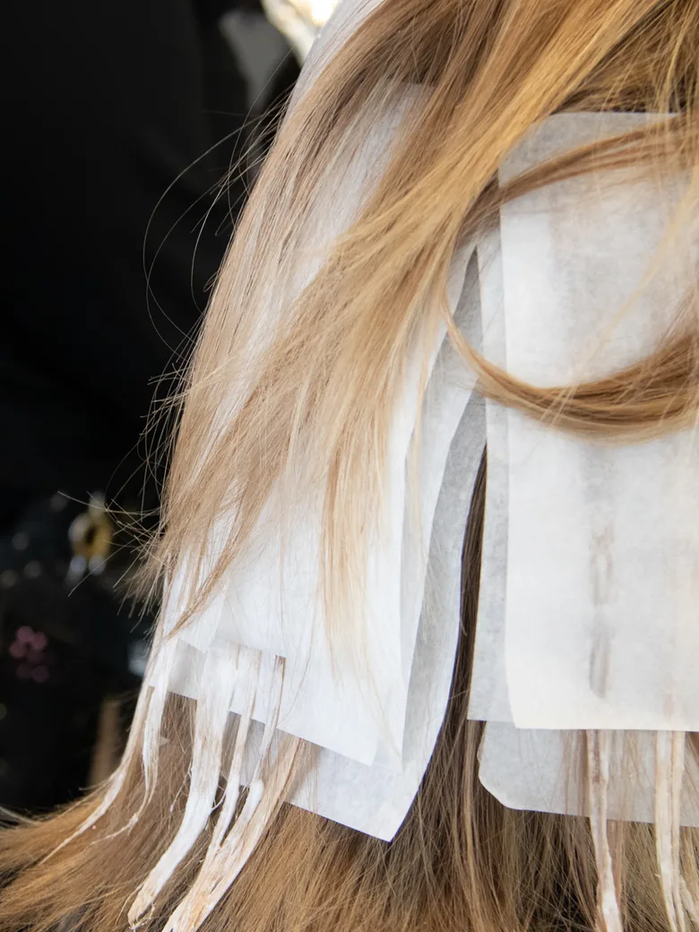 Strähnen in Folie im Haar einer Kundin im Salon rita kusmin friseur